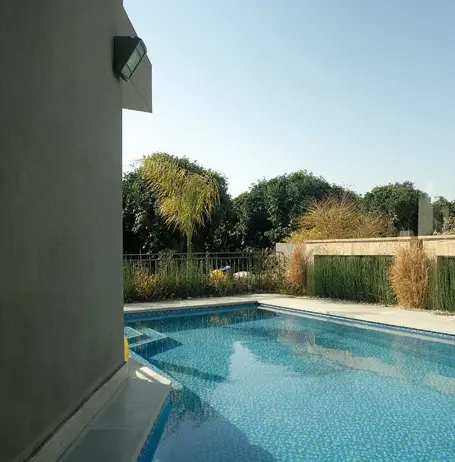 בריכת שחיה בגודל 40 מ"ר. צורתה נגזרת מהחזית המערבית של הבית