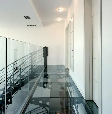 גשר זכוכית וקונסטרוקציית ברזל מוביל לחדרים הפרטיים בקומה העליונה