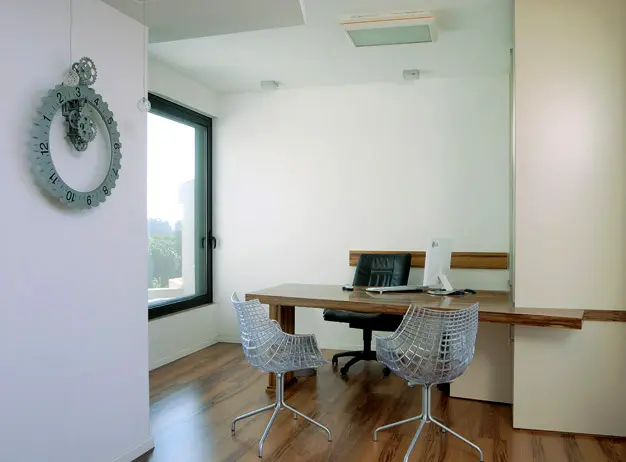 חדר העבודה בקומה העליונה, משקיף אל הנוף ואל הבריכה שתחתיו. שולחן העבודה נעשה בהתאמה לצורת המבנה