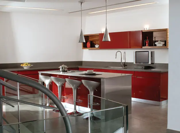 המטבח ממוקם מימין לכניסה, עשוי אי נירוסטה, וארונות MDF צבועים שלייפלק אדום. מהמטבח יציאה ישירה לבריכה הנמצאת מימין לסלון