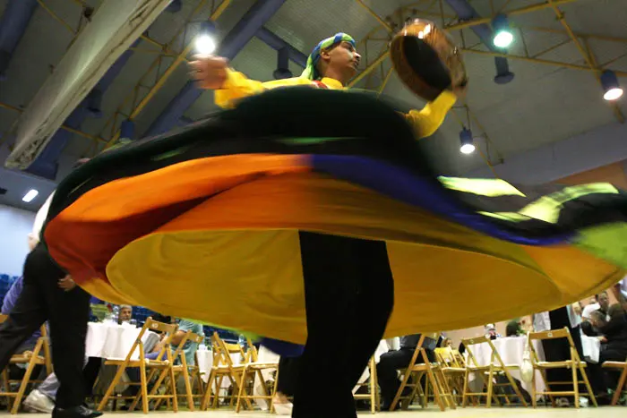 רוקדים בארוחת האפטאר במרכז היהודי-ערבי