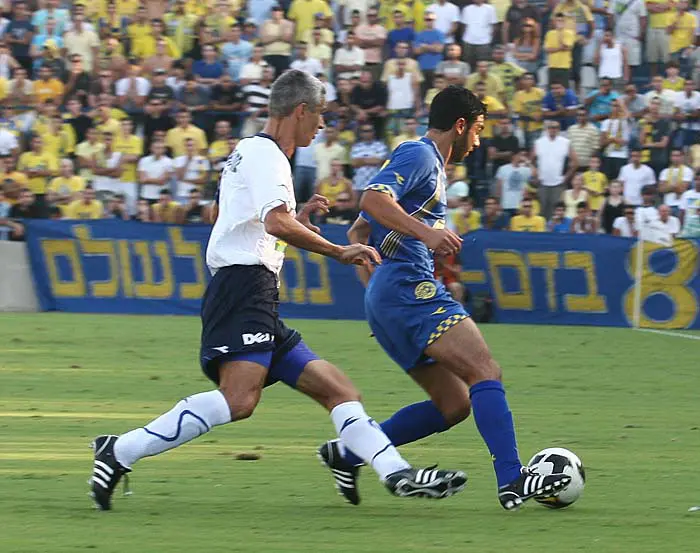 תעצור, אמרתי. מגמאדוב מנסה לבלום את שבחון