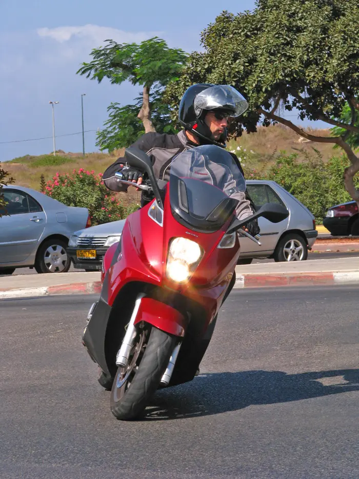 מבחן דו גלגלי ג'ילרה GP800