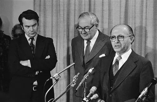 מנחם בגין בלונדון אחרי קמפ דייויד עם ראש הממשלה ג'יימס קלהאן ושר החוץ דייויד אוון 1978