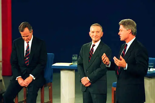שינוי מול ניסיון. קלינטון ובוש בעימות נשיאותי ב-1992, וביניהם רוס פרו