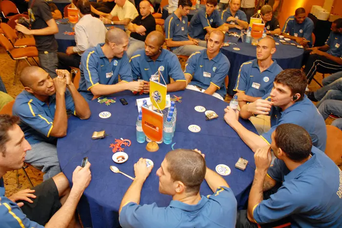 אבירי השולחן העגול. שחקני מכבי תל אביב במסיבת העיתונאים