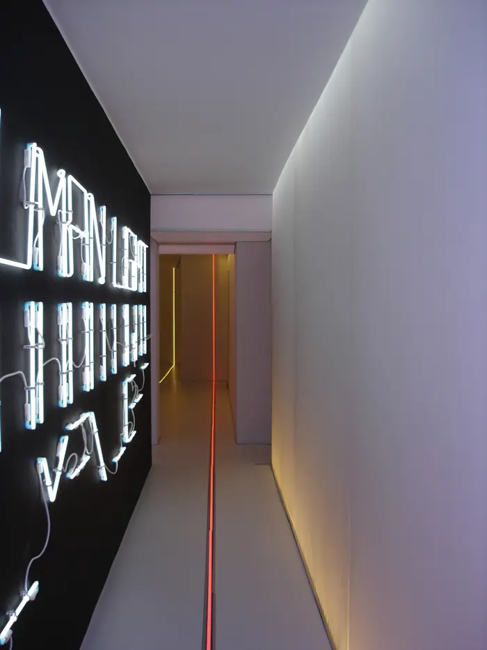 עיצוב תאורה במשרדי 'ארטמידה' שבמילאנו, השייכים לבעלה של המעצבת. מסילות רצות המשנות צבע, הן על הרצפה והן על הקירות הסמוכים