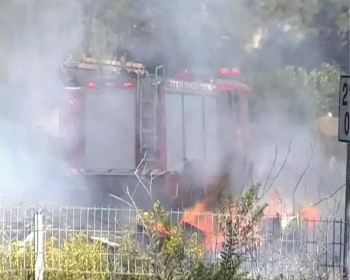 לטענת התביעה, השלושה הציתו את משרדי הישיבה בתגוגה לאירועי יום הכיפורים האחרון. המהומות בעכו