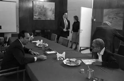 לצורך גיבוש התכנית לייצוב המשק והוצאתה אל הפועל, נדרש שיתוף פעולה מצד ההסתדרות. שר האוצר לשעבר יצחק מודעי, בפגישה עם מזכ"ל ההסתדרות ישראל קיסר