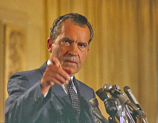 בעקבות חשיפת פרשת ווטרגייט נאלץ נשיא ארה"ב בשנות ה-70 המוקדמות, ריצ'ארד ניקסון להתפטר מתפקידו
