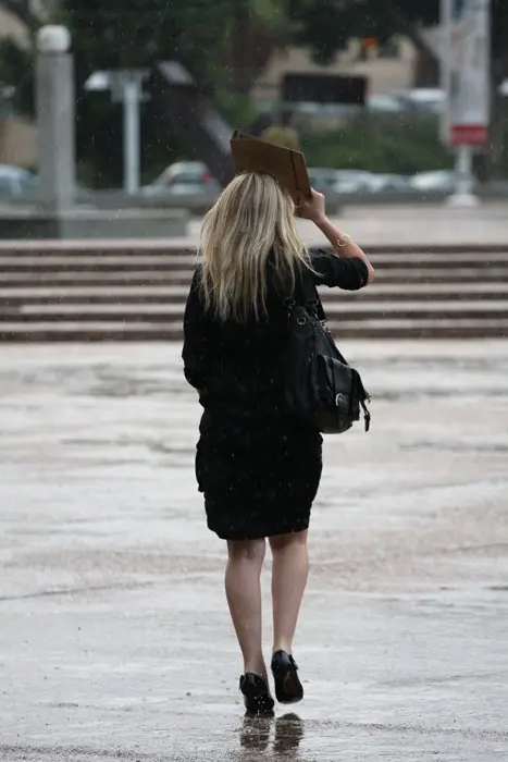 אישה עם מטריה מאולתרת