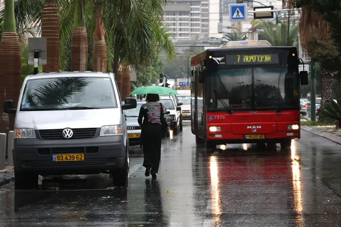 הגשם צפוי אף להתפשט לנגב כשהוא מלווה ברוחות חזקות וסופות רעמים