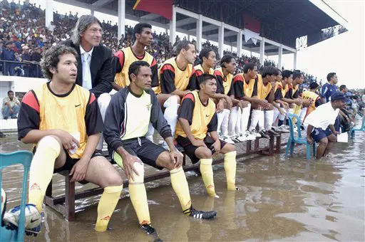 כשיהיה להם מגרש הם יילכו על ניצחון ראשון. שחקני נבחרת מזרח טימור במשחק ביתי