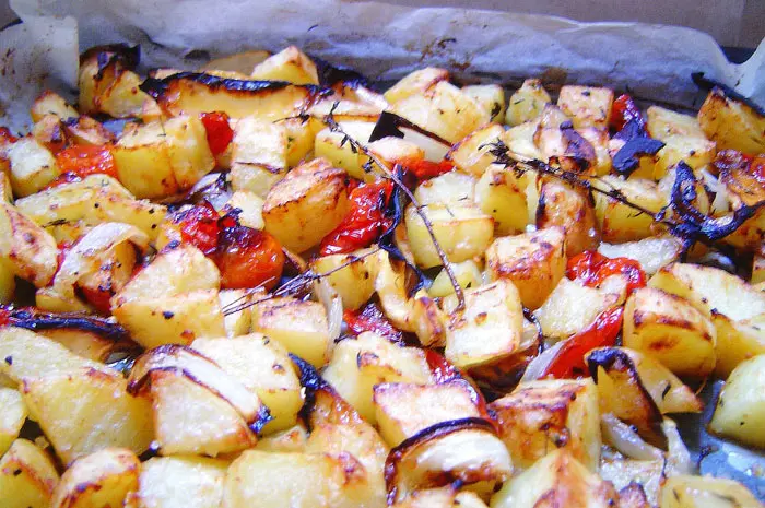תפוחי אדמה צלויים בתנור עם שרי ולימון