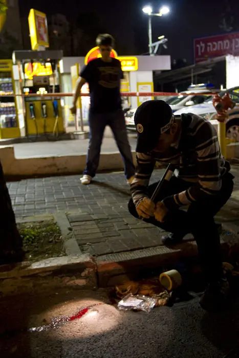 צוותי מד"א שהגיעו למקום מצאו את הילדה כשהיא מחוסרת הכרה והעניקו לה טיפול ראשוני במקום