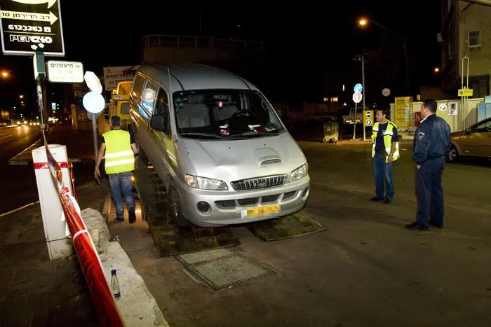 הנהג הפוגע נטש את רכבו ונמלט. הרכב הפוגע