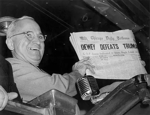 הארי טרומן מחזיק עותק של ה"שיקגו טריביון" עם הכותרת "דיואי הביס את טרומן!". פדיחות