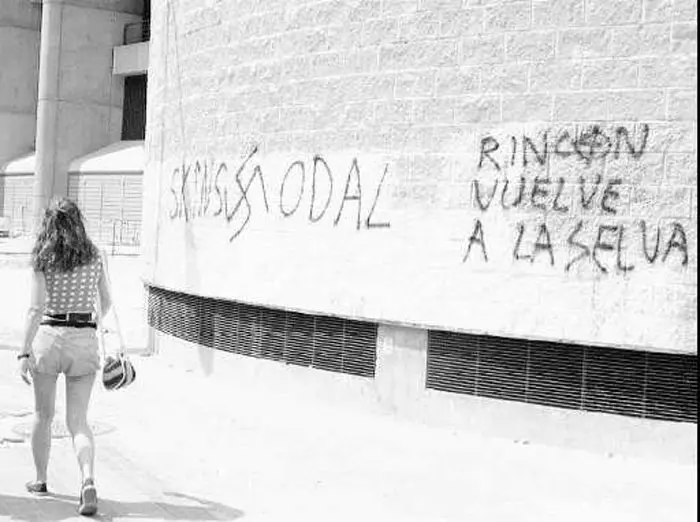 בספרד לא מקבלים את הגזענות במגרשים כבעיה. "רינקון תחזור לג'ונגל". גרפיטי של אוהדי ריאל מדריד נגד פרדי רינקון, הקולומביאני שחום העור ששיחק בקבוצה ב-1995