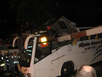 תאונה בחיפה: קורת ברזל מחצה אוטובוס