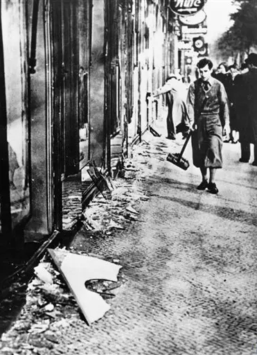מעל ל-30 אלף יהודים נעצרו ונשלחו למחנות ריכוז וכ-400 יהודים נרצחו ומאות נוספים נפצעו קשה
