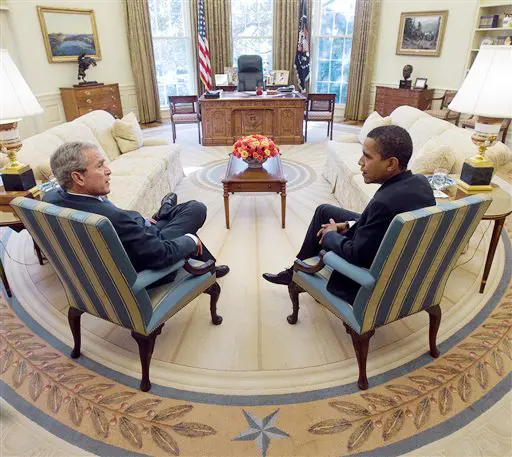 בוש ואובמה נפגשים בבית הלבן