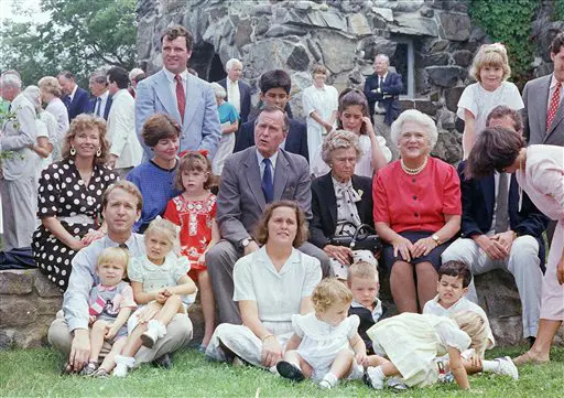 בוש הבן זכה לתמיכה של משפחה אוהבת. שבט בוש בצילום משפחתי