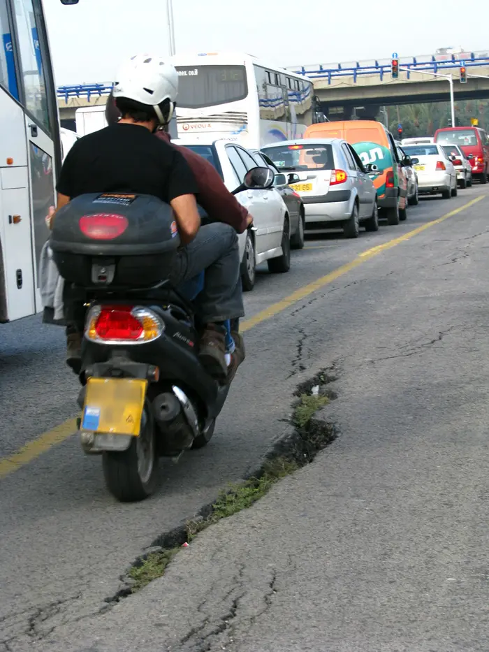 תחזוקת הכבישים גרועה מאוד וקילומטרים רבים כלל אינם סלולים. התקציב הופנה למטרות אחרות