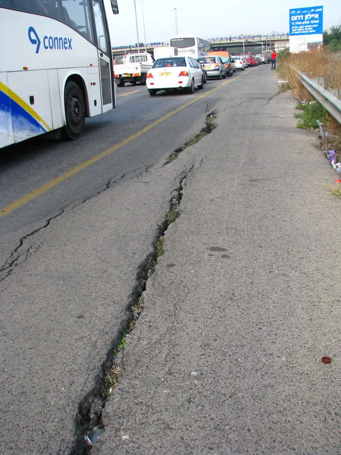 הסדק בכביש 44 בסמוך לצומת חולון, יום לאחר תאונת הקטנוע שנסע בשולי הכביש. צילומים: קובי ליאני