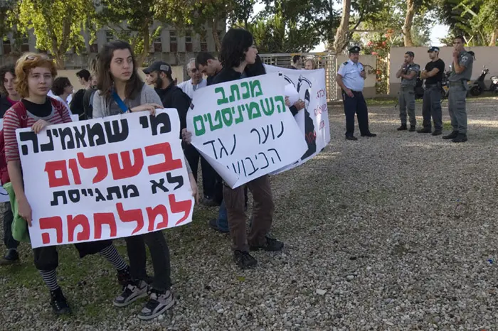 אורון הוא הבן הראשון שנכלא מבין חותמי מכתב השמיניסטים. תומכיו של אורון בהפגנה בכניסה לבקו"ם