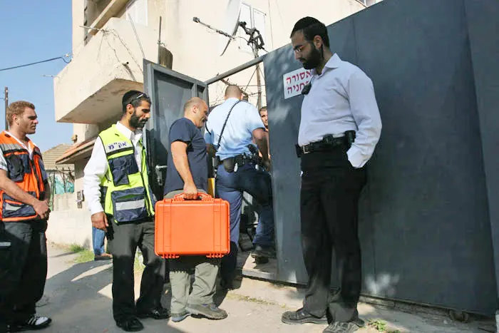 שוטרים בזירת הרצח בביתה של קרוצ'קוב בתל אביב