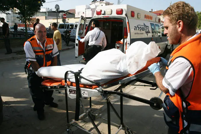 צוות מגן דוד אדום שהגיע לדירה גילה את גופת האישה עם פציעות דקירה בחזה ונאלץ לקבוע את מותה