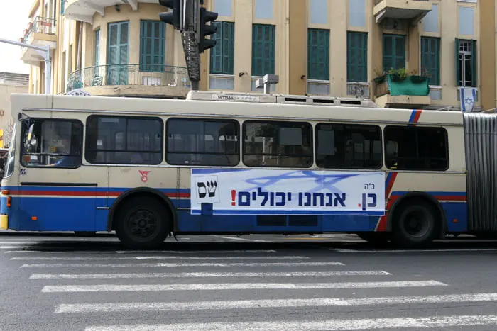 הקשיש נפגע מאוטובוס בעת שנסע על קלנועית בשולי הכביש