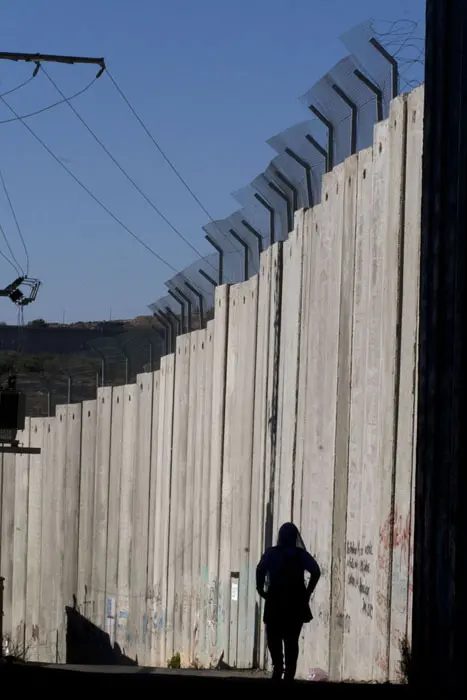 "החומה הפוטוגנית כל כך מפרידה אלפי חקלאים מאדמתם, מנתקת כפרים ומבודדת משפחות"