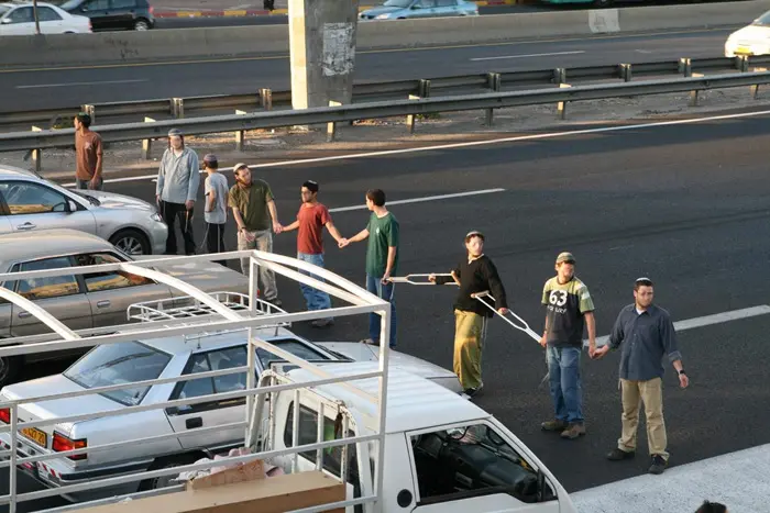 פעילי ימין חוסמים את כביש גהה במחאה על הפינוי