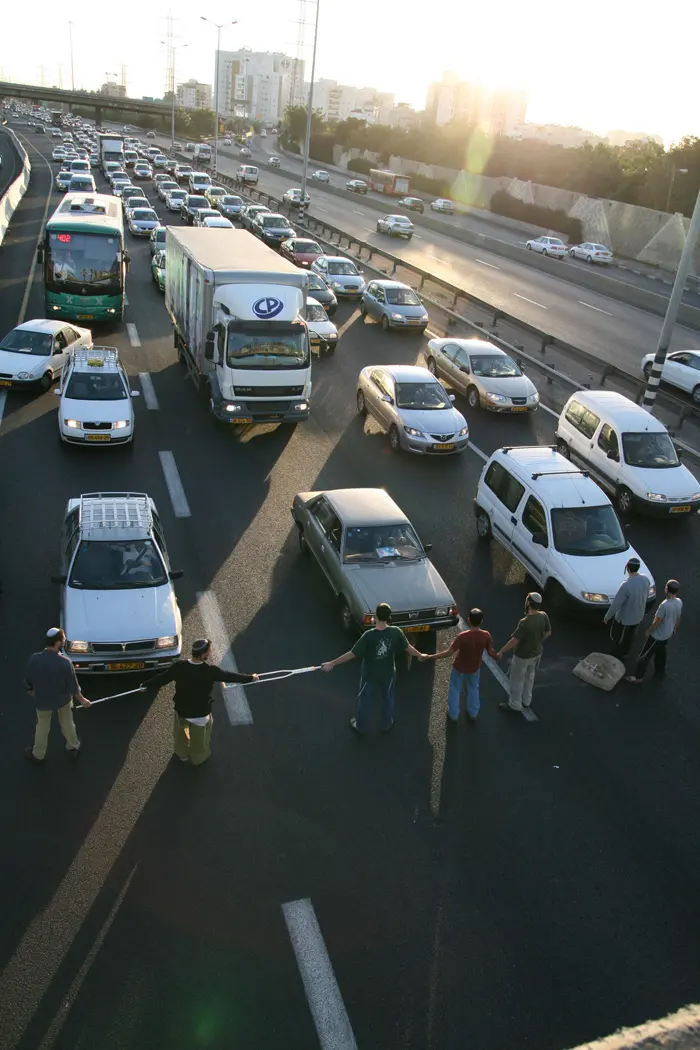 פעילי ימין חוסמים את כביש 4