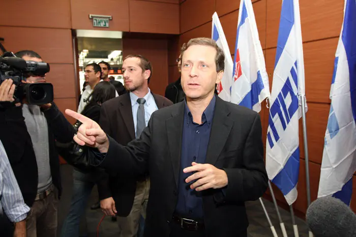 מתאם השיקום עם הגופים הבינ"ל. הרצוג