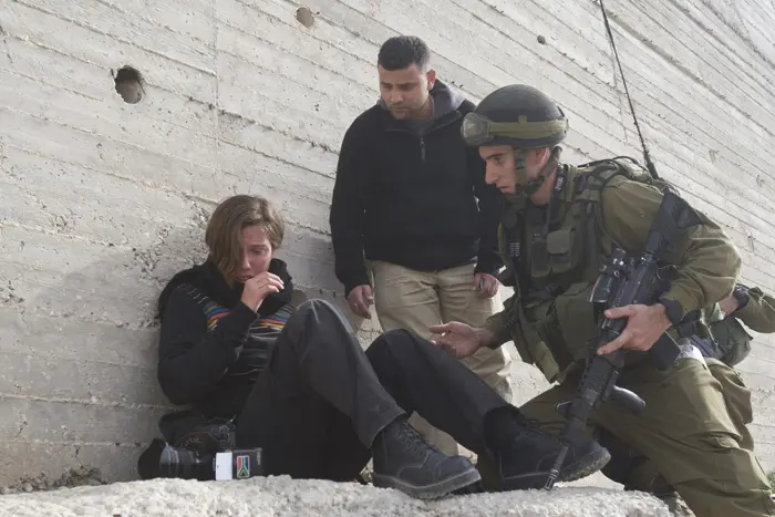 הצלמת טופלה במקום על ידי חובשים צבאיים והיא פונתה לקבלת טיפול רפואי בירושלים