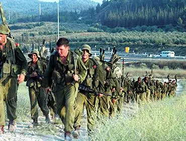 טירונים במהלך מסע. למצולמים אין קשר לכתבה