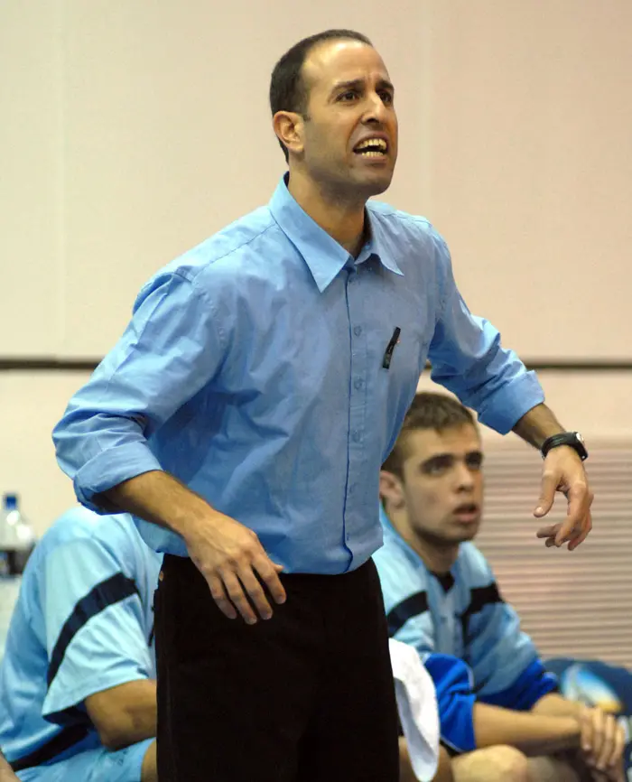 לא פט ריילי, אבל מתברר שאפשר להוציא יותר מהשחקנים אם מזלזלים בהם פחות. עוזי