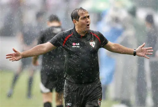 חוגג בגשם. המאמן רמאליו