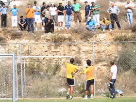 רוצים לראות לחימה. אוהדי בית"ר מוחים באימון