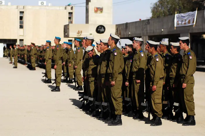 30% ממסיימי הקורס במגמה הקרבית הם חובשי כיפה. טקס סיום קורס קצינים