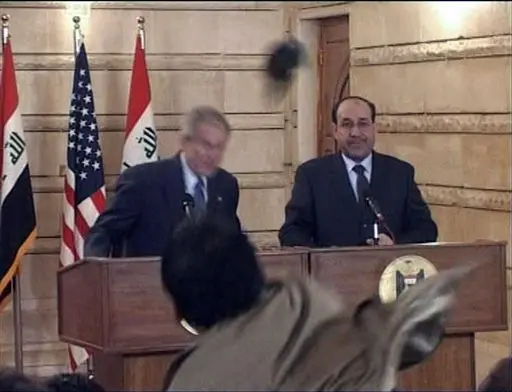 תושב בגדד זורק נעליים על נשיא ארה"ב ג'ורג' בוש