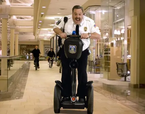 שוטר בקניון מדיח את קלינט איסטווד? מה עובר עליכם אמריקה? מתוך "Paul Blart: Mall Cop  של סטיב קר