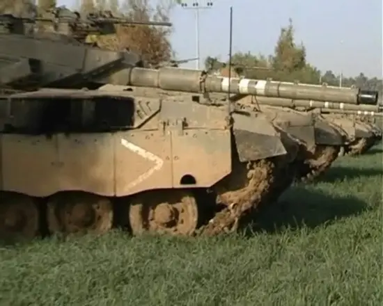 לקראת מבצע קרקעי: מאות טנקים בגבול עזה