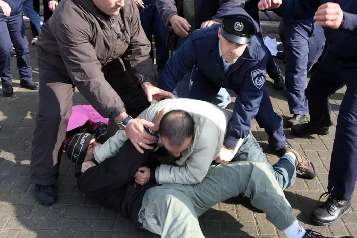 קטטה פרצה לאחר שמספר פעילי ימין ניסו לשבור את המגאפון של המפגינים