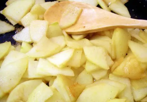 מטגנים קלות את התפוחים בחמאה עד שהם מתרככים מעט