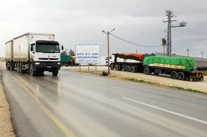 משאיות עם ציוד הומניטרי עושות את דרכן לרצועת עזה