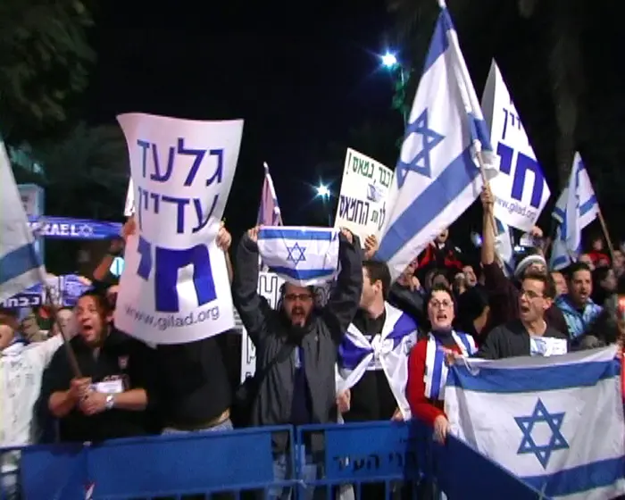 כ-150 סטודנטים יהודים וערבים עורכים, גם כן, בשעה זו תהלוכה באוניברסיטת תל אביב. ההפגנה בכיכר רבין