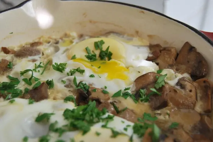 ביצים על תבשיל הפטריות. אפשר גם על פסטה